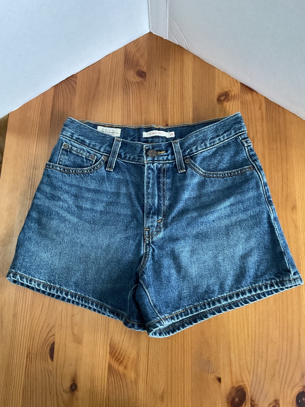 LEVI’S 80s mom shorts size 25